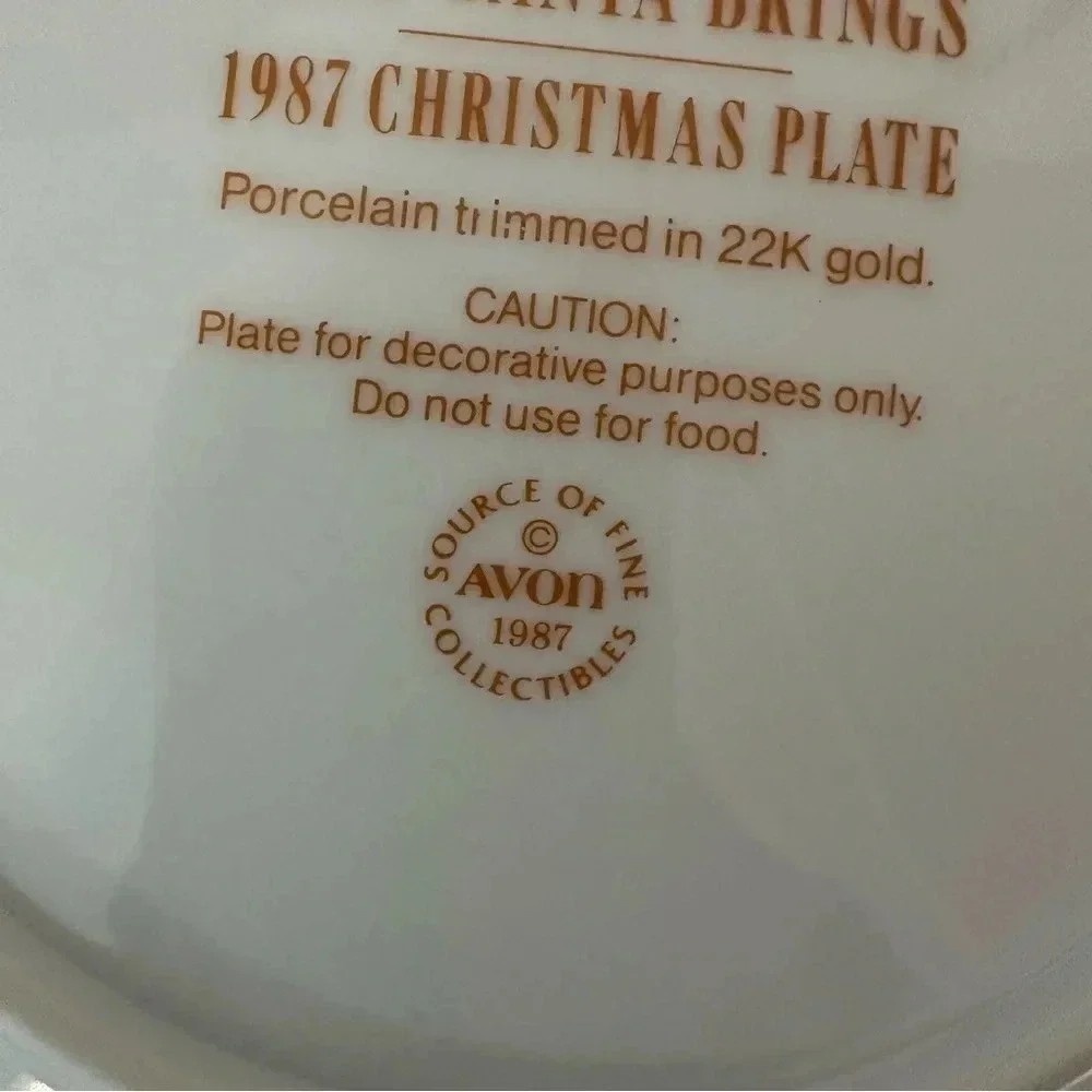 Avon The Magic That Santa Brings 1987 Gold Trimmed Vintage Decor Plate